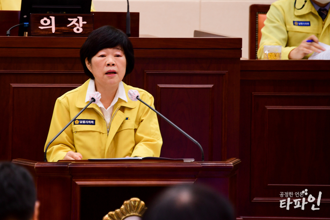 25일 전북 남원시의회(의장 양희재) 제2차 본회의에서 박문화 의원이 5분발언을 통해 남원시가 사랑의광장 앞 요천 고수부지에 추진한 '요천 수변 관광자원화 사업'을 질타하고 있다.(남원시의회 제공)2020.9.25/타파인