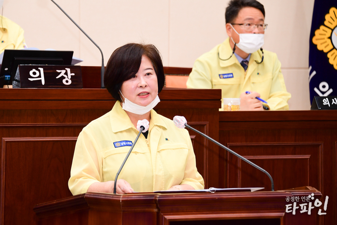 25일 전북 남원시의회 제2차 본회의에선 한명숙 의원이 5분발언을 통해 수해 재난의 방제와 재발을 막기 위한 제안을 하고 있다.(남원시의회 제공)2020.9.26/타파인