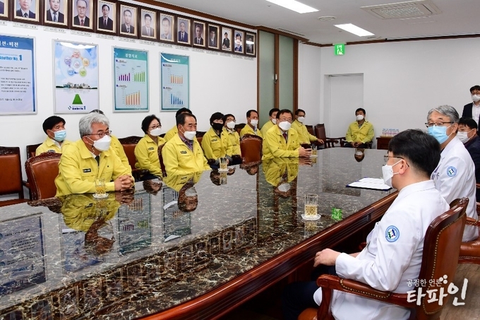 27일 오후 2시 전북 남원시의회가 조남천 전북대병원장을 항의 방문해 김정렬 전북대병원 진료처장 및 관계자들과 비공개 면담을 가졌다.(남원시의회 제공)2020.10.27/타파인