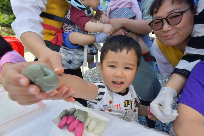 19일 전북 순창 적성슬로공동체위원회는 올해 2회째를 맞는 섬진강 슬로슬로 발효마을축제를 올해는 오프라인 대신 온라인으로 오는 20일과 21일 양일간 유튜브 채널인 슬로슬로tv를 통해 발효마을축제를 즐길 수 있다고 밝혔다.(순창군 제공)2020.11.19/타파인