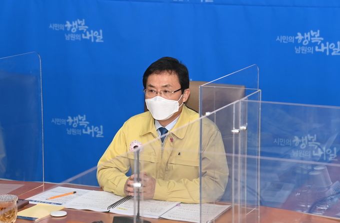 28일 전북 남원시에 따르면 이환주 남원시장이 ‘시정소통의 날’ 코로나 확산 방지를 위해 언택트로 23개 읍면동장과 영상회의를 진행했다고 밝혔다.(남원시 제공)2020.12.28/타파인