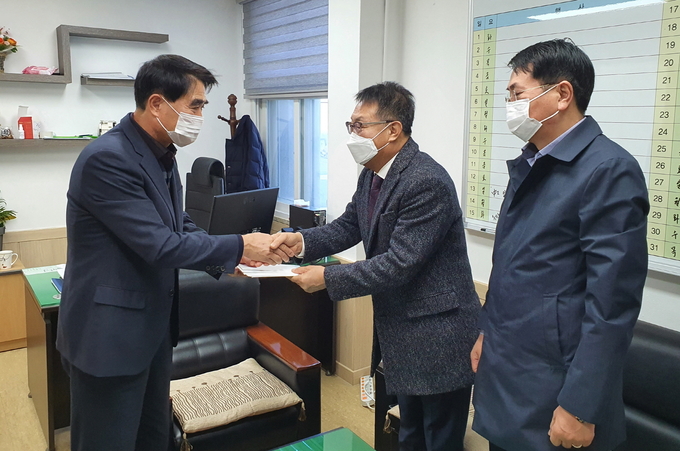 28일 전북 순창군에 따르면 순창군민으로 구성된 ‘삼목회’(회장 이영진)가 연말을 맞아 순창군 옥천인재숙의 장학생 7명에게 300만원의 장학금을 수여한 사실이 뒤늦게 알려지면서 주위를 훈훈하게 하고 있다고 밝혔다.(순창군 제공)2020.12.28/타파인