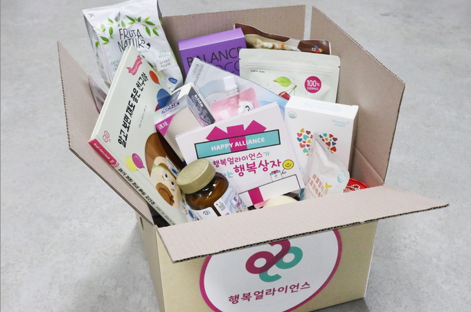 6일 전북 순창군에 따르면 행복얼라이언스와 순창군이 지난해 11월 도움이 필요한 아동을 발굴하고, 지속적인 지원을 위한 사회안전망을 구축하는 ‘순창 행복두끼 프로젝트’ 업무협약을 체결해 올 2월부터 30명의 아동들에 대해 2700만원의 기부금으로 7개월여 동안 도시락을 지원할 계획이다고 밝혔다.(순창군 제공)2021.1.6/타파인