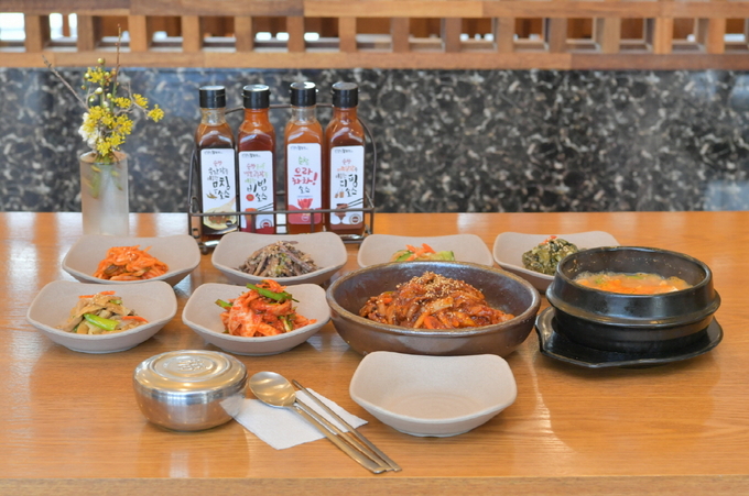 28일 전북 순창군에 따르면 지난 2019년 고추장불고기 시범사업, 2020년 순창빵 브랜드화 및 매운맛 프로젝트 시범사업에 이어 올해는 순창읍 관광활성화를 목적으로 음식거리 조성에 참여할 업소를 모집한다고 밝혔다.(순창군 제공)2021.1.28/타파인