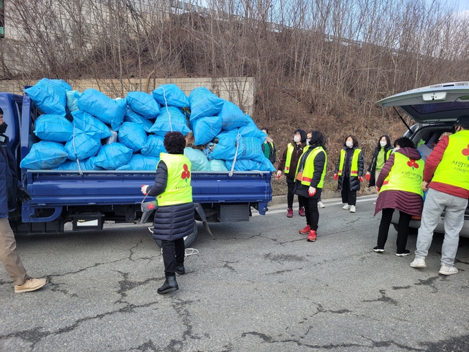 2일 전북 남원시 사랑의열매나눔봉사단(단장 고명철)에 따르면 지난달 30일 오전 9시부터 회원과 가족 30명은 북남원로 남원역교차로, 서부로 산성교차로, 산업로 구죽교차로, 춘향로 향단교차로 등 남원 지역 내 유입 첫관문에서 환경미화 봉사를 실천했다고 밝혔다.사랑의열매나눔봉사단 제공)2021.2.2/타파인