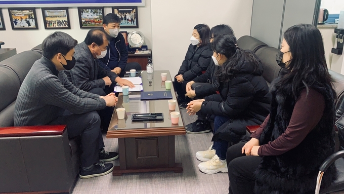 22일 (사)남원거점스포츠클럽에 따르면 진봉모 (사)남원거점스포츠클럽회장(오른쪽 세번째))과 전북 남원의 김수현 남원엄마들의사랑방 카페장(왼쪽 네번째)이 '멤버쉽 업무제휴'를 위해 손을 잡았다고 밝혔다.((사)남원거점스포츠클럽 제공)2021.2.22/타파인