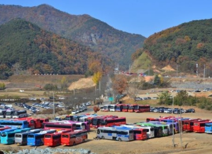 전북 순창군이 2018년 가을 성수기 혼잡 교통체증 해결을 위해 강천산 인근에 마련한 임시주차장.(타파인DB)2021.2.24/타파인