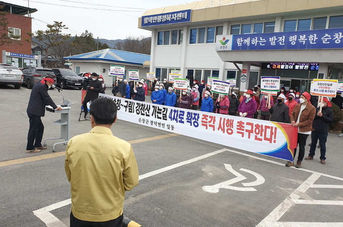 24일 전북 순창군 팔덕면 마을이장협의회에 따르면 마을이장 25명 등이 '국지도 55호선 4차로 확장공사'를 즉각 시행해 줄 것을 촉구하며, 이날 오전 10시 팔덕면 행정복지센터에서 정부와 순창군에 대해 △올해 안에 착수해 줄 것 △적극적인 예산 투입 △안전조치 등의 내용이 담긴 결의문을 채택하고 시위를 벌였다.(마을이장협의회 제공)2021.2.24/타파인