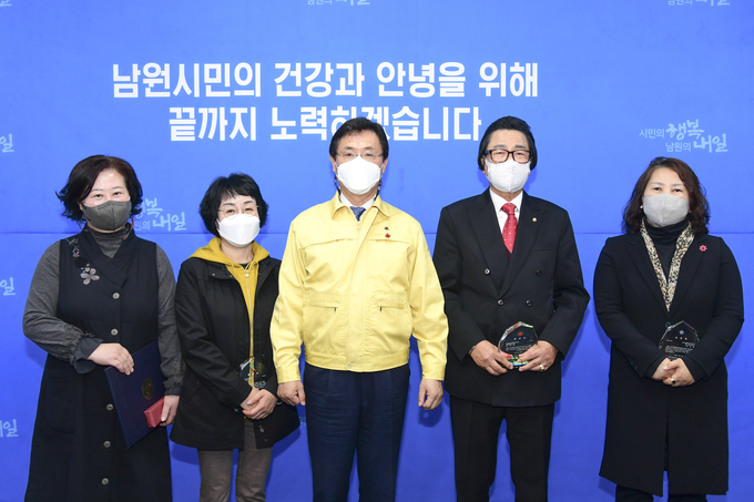 2일 민주평화통일자문회의 남원시협의회에 따르면 한명숙 남원시의회 의원(왼쪽 첫번째)이 민주평통 의장(대통령) 표창을 도지사 표창에 소희자(왼쪽 두번째), 김길수 자문위원, 도의장 표창에 조남훈 자문위원(오른쪽 두번째), 도 부의장 표창에 장선화 자문위원(오른쪽 첫번째)이 각각 수상의 영예를 안았다고 밝혔다.(남원시 제공)2021.3.2/타파인<br>
<br>
<br>
5인이 민주평통 의장(대통령) 표창과 도지사 표창 등을 수상했다.