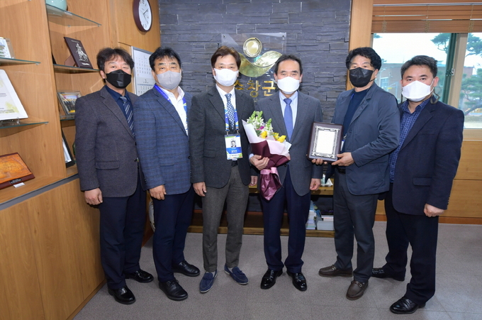 15일 전북 순창군에 따르면 황숙주 순창군수(오른쪽 세번째)가 소프트테니스 발전과 저변확대에 대한 공로를 인정받아 대한소프트테니스협회로부터 감사패를 받았다고 밝혔다.(순창군 제공)2021.3.15/타파인