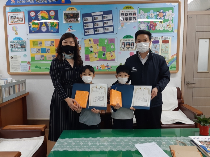 4일 공무원연금공단 남원상록골프장은 2021년 제99회 어린이날을 맞아 전북 남원대산초등학교 골프 꿈나무에게 장학증서와 장학금(1인당 20만원)을 수여했다고 밝혔다.(남원상록골프장 제공)2021.5.4/타파인