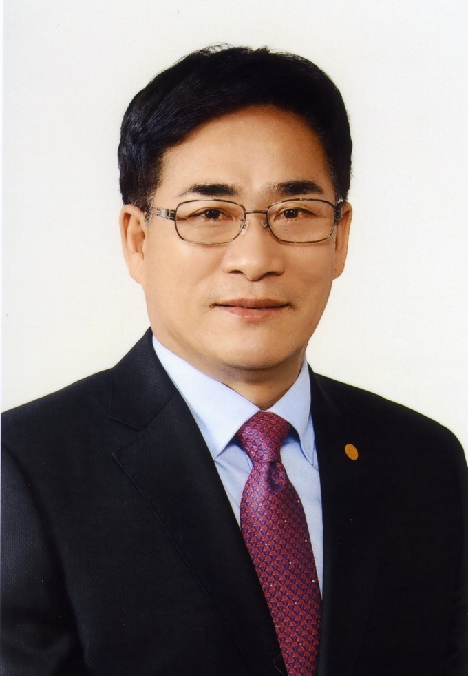 28일 전북시·군의회의장협의회에 따르면 김정현 남원시의회 의원(사진, 대산․사매․덕과․보절면)이 적극적인 의정활동으로 지방자치 발전에 공헌한 공로를 인정받아 지방의정봉사상을 수상했다고 밝혔다.(협의회 제공)2021.5.28/타파인