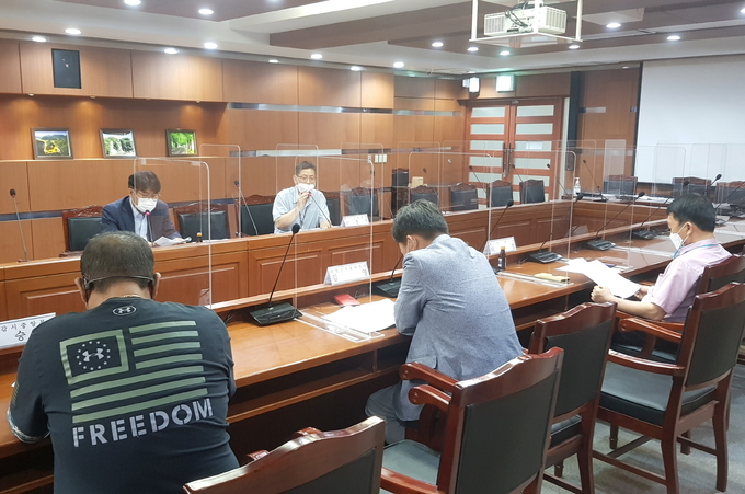 11일 전북 순창군에 따르면 지난 10일 군청 영상회의실에서 이남섭 부군수를 위원장으로 민간위원 3명이 포진된 내수면어업 조정협의회를 열고 내수면 패류채취업 허가기준을 결정했다. 이에 군은 오는 14일부터 25일까지 순창군민 중 내수면 어업허가 신청자에 한해, 신청자를 대상으로 허가 기준에 따라 자체 심의를 거쳐 이달 말까지 허가자에게 개별 통보할 예정이다고 밝혔다.(순창군 제공)2021.6.11/타파인