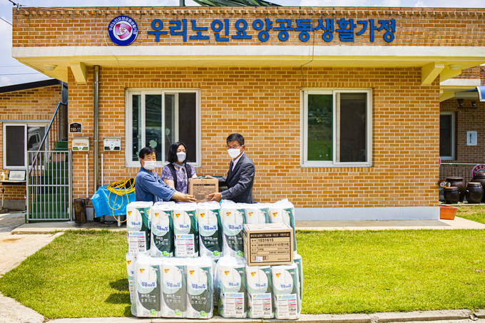 28일 전북 순창 풍산면에 위치한 '우리노인요양공동생활가정'에 따르면 최기환 전 순정축협 조합장(오른쪽)이 이날 시설을 찾아, KF방역용 마스크, 두루마리 화장지를 비롯한 물품을 기부하며, 6.25 '애국정신을 기억'했다고 밝혔다.(우리노인요양공동생활가정 제공)2021.6.28/타파인