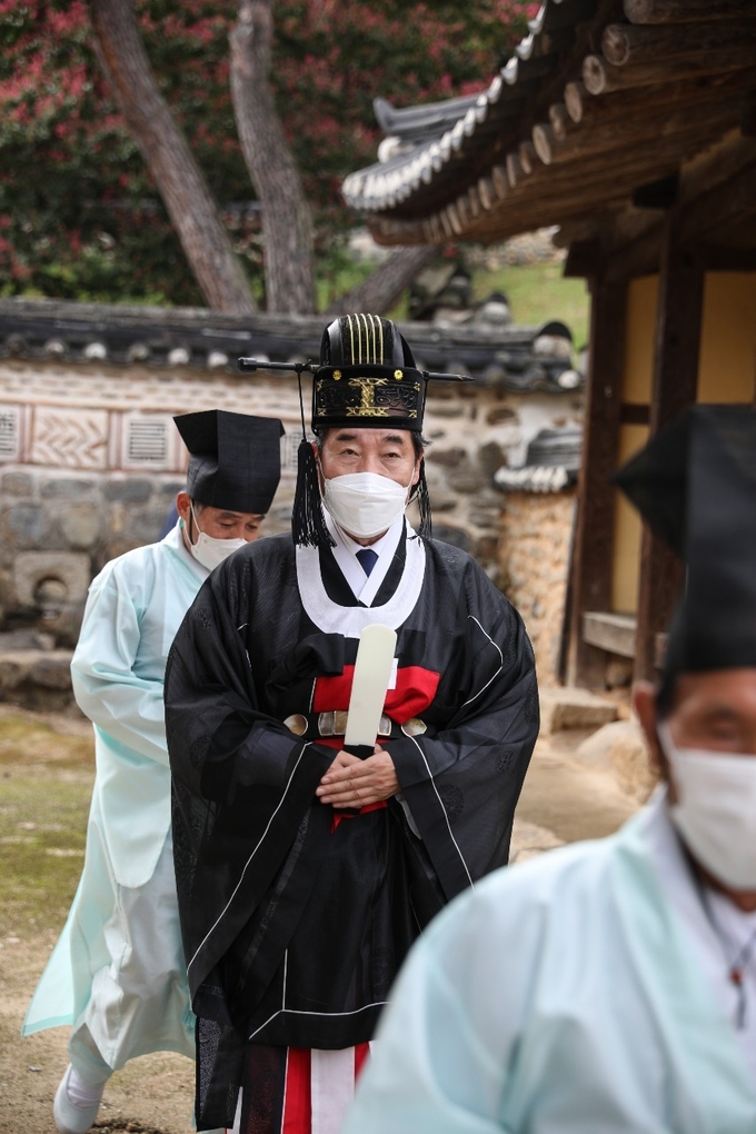 지난 29일 민주당 대선 첫 경선지인 충청지역의 민심 다잡기에 나선 이낙연 후보는 충남 논산 소재 돈암서원(遯巖書院)을 방문해 유교문화 보존과 지역인재 양성 의지를 다졌다. (이낙연 캠프 제공)