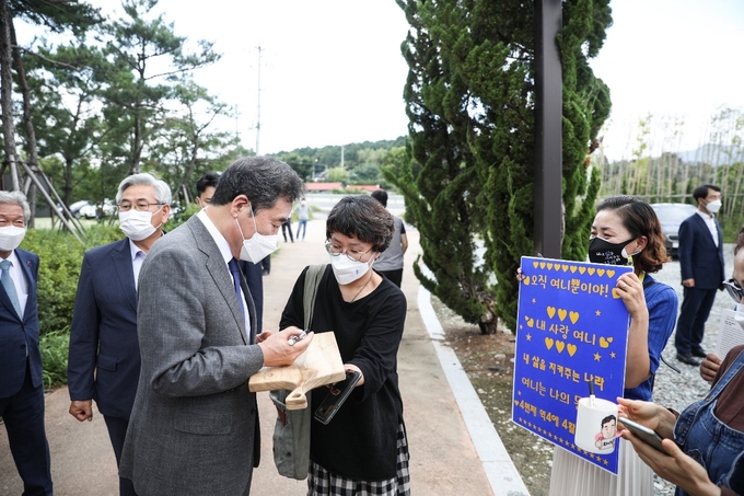 지난 29일 민주당 대선 첫 경선지인 충청지역의 민심 다잡기에 나선 이낙연 후보는 충남 논산 소재 돈암서원(遯巖書院)을 방문해 유교문화 보존과 지역인재 양성 의지를 다졌다. (이낙연 캠프 제공)