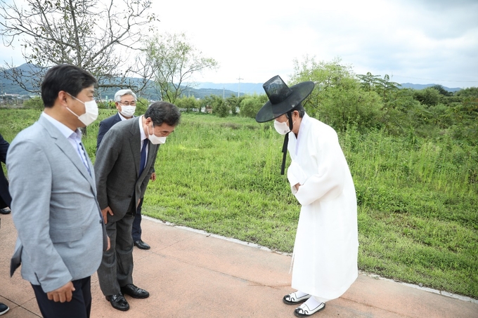 지난 29일 민주당 대선 첫 경선지인 충청지역의 민심 다잡기에 나선 이낙연 후보는 충남 논산 소재 돈암서원(遯巖書院)을 방문해 유교문화 보존과 지역인재 양성 의지를 다졌다. (이낙연 캠프 제공)