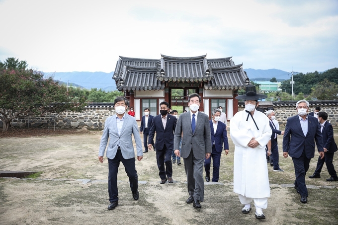 지난 29일 민주당 대선 첫 경선지인 충청지역의 민심 다잡기에 나선 이낙연 후보는 충남 논산 소재 돈암서원(遯巖書院)을 방문해 유교문화 보존과 지역인재 양성 의지를 다졌다. (이낙연 캠프 제공)
