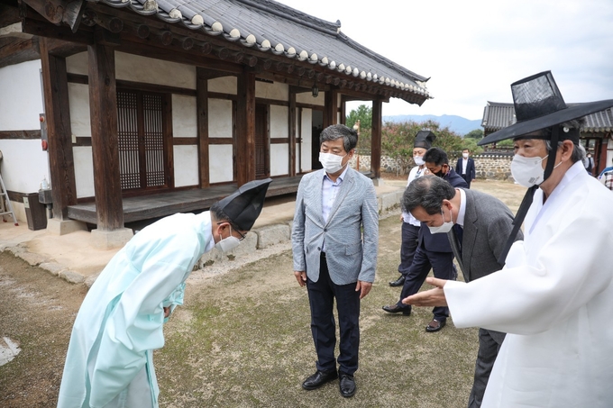 지난 29일 민주당 대선 첫 경선지인 충청지역의 민심 다잡기에 나선 이낙연 후보는 충남 논산 소재 돈암서원(遯巖書院)을 방문해 유교문화 보존과 지역인재 양성 의지를 다졌다. (이낙연 캠프 제공)