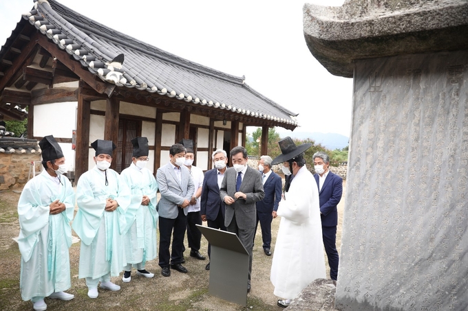 지난 29일 민주당 대선 첫 경선지인 충청지역의 민심 다잡기에 나선 이낙연 후보는 충남 논산 소재 돈암서원(遯巖書院)을 방문해 유교문화 보존과 지역인재 양성 의지를 다졌다. (이낙연 캠프 제공)