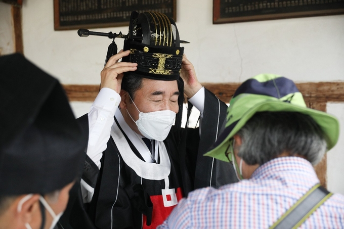 지난 29일 민주당 대선 첫 경선지인 충청지역의 민심 다잡기에 나선 이낙연 후보는 충남 논산 소재 돈암서원(遯巖書院)을 방문해 유교문화 보존과 지역인재 양성 의지를 다졌다. (이낙연 캠프 제공)