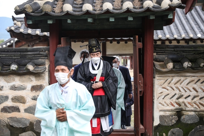 지난 29일 민주당 대선 첫 경선지인 충청지역의 민심 다잡기에 나선 이낙연 후보는 충남 논산 소재 돈암서원(遯巖書院)을 방문해 유교문화 보존과 지역인재 양성 의지를 다졌다. (이낙연 캠프 제공)