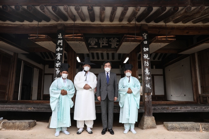 지난 29일 민주당 대선 첫 경선지인 충청지역의 민심 다잡기에 나선 이낙연 후보는 충남 논산 소재 돈암서원(遯巖書院)을 방문해 유교문화 보존과 지역인재 양성 의지를 다졌다. (이낙연 캠프 제공)
