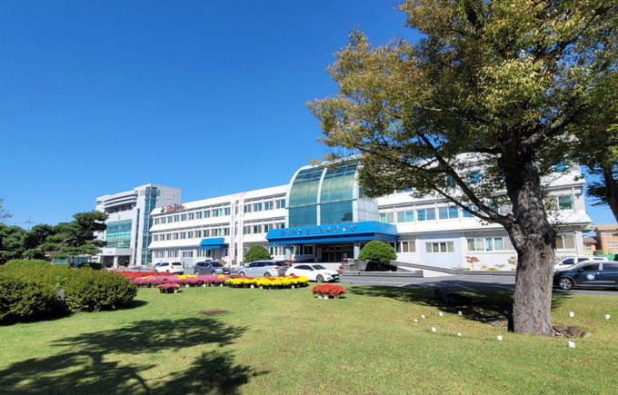 20일 전북 순창군에 따르면 이달부터 노인, 장애인, 한부모 가족 등 취약계층에 지원하던 저소득층 보험료 지원기준을 높여 대상자를 확대한다고 밝혔다. /타파인DB
