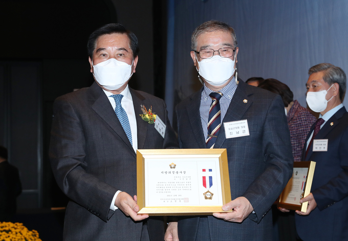 20일 전북 임실군의회에 따르면 진남근 임실군의회 의장이 지난 19일 전주 그랜드힐스턴 호텔에서 개최된 전국시군자치구의회의장협의회 시도대표회의에서 ‘지방의정봉사상’을 수상했다고 밝혔다. /임실군의회 제공<br>