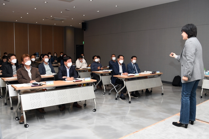 전북 남원시의회에 따르면 20~21일 양일간 남원 운봉 오헤브데이호텔 세미나룸에서 전의원과 사무국 직원이 참석한 가운데 역량강화를 위한 자체 연수를 실시했다고 밝혔다. /남원시의회 제공