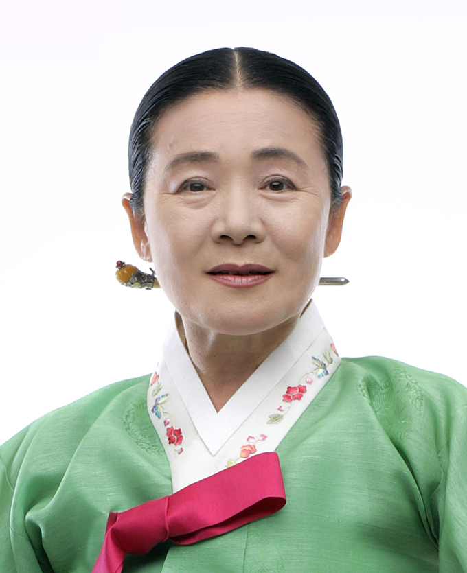 국가무형문화재 제23호 가야금 산조 및 병창 예능 보유자 안숙선 명창(사진)이 2021년 문화예술발전유공자 문화훈장을 22일 받았다.
