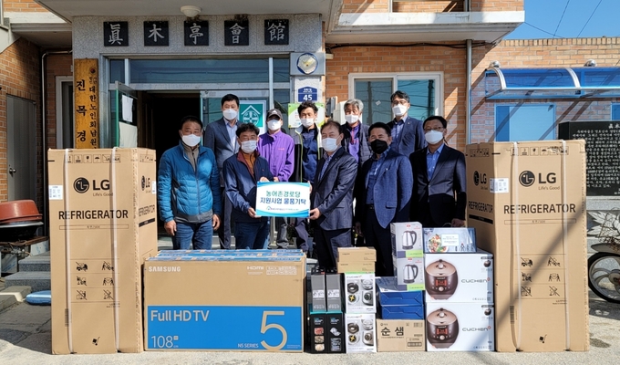 25일 전북 남원소재 남원새마을금고에 따르면 MG새마을금고 지역희망나눔재단이 25일, 남원시 보절면 진기리 진목경로당에서 ‘MG희망나눔 농어촌경로당 지원사업’ 전달식을 개최했다고 밝혔다. 사진 왼쪽 상단에 우기만 남원새마을금고 이사장. /남원새마을금고 제공