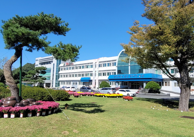 전북 순창군이 세무상담을 받기 어려운 주민들을 대상으로 각종 세금 고민 해결을 위해 무료로 세무상담을 해주는 ‘마을세무사 제도’를 안내했다. /순창군 제공