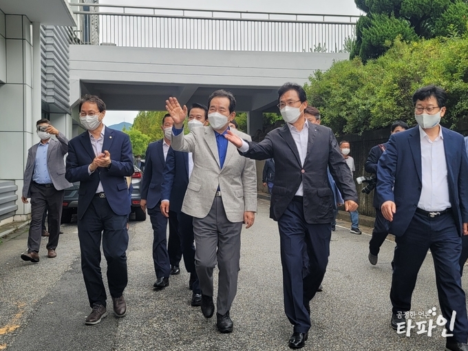 지난 8월21일 전북 남원의료원을 방문한 정세균 전 총리(오른쪽 세번째)를 안내하는 이환주 전북 남원시장(오른쪽 두번째). /타파인DB