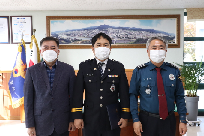 전북 남원경찰서는 1일 남원경찰서 서장실(오른쪽)에서 경찰관 1명에 대한 승진 임용식(가운데)을 개최했다.