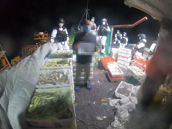 전북 군산해경이 우리측 어업협정선에서 조업일지를 허위로 기재한 중국어선 1척을 나포했다. /군산해경 제공