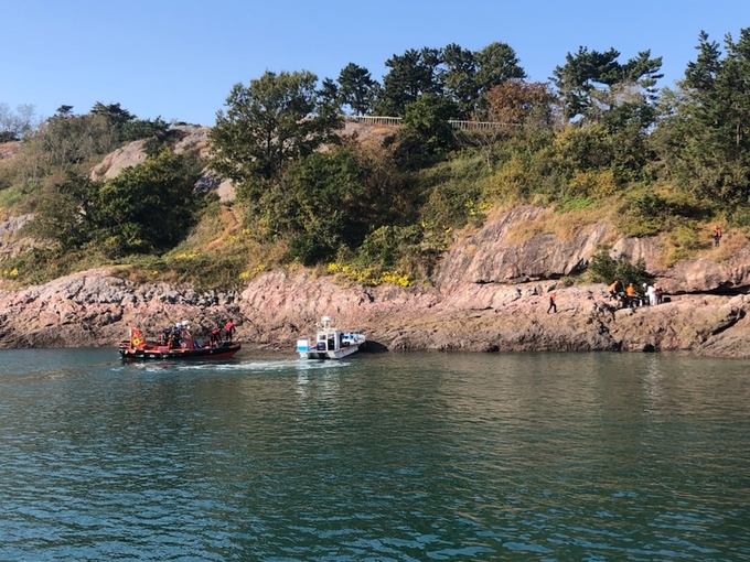 전북 군산해양경찰서은 지난 31일 오전 9시10분께 군산시 옥도면 장자도 인근 갯바위에서 낚시를 하던 A씨(40대, 남)가 발을 헛딛어 추락했다는 신고를 접수하고 구조세력을 현장에 급파했다. /군산해경