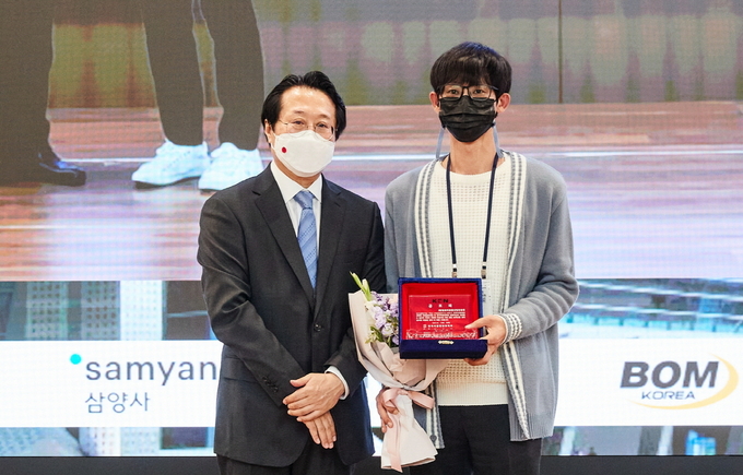 전북 순창군이 최근 열린 한국식품 영양과학회 2021년 국제학술대회에서 한국식품영양과학회로부터 한국 전통 식품발전에 기여한 공을 인정받아 ‘공로패’를 수상했다고 밝혔다. /순창군 제공