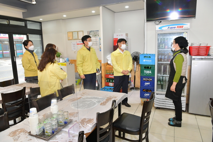 전북 순창군이 단계적 일상회복을 위한 개편된 거리두기 내용의 조기 정착을 위해 다중이용시설 등에 대한 코로나19 방역이행 점검을 지속적으로 추진한다고 밝혔다. 사진은 이남섭 부군수가 2일 지역 내 다중이용시설을 방문해 개편된 거리두기 내용 안내 및 방역이행 상황을 점검하고, 현장의 애로사항을 듣는 시간을 가졌다. /순창군 제공