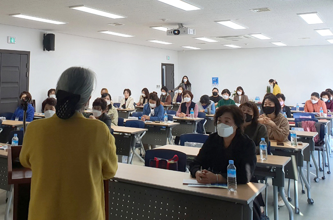 전북 순창군여성단체협의회(회장 지미라)는 3일, 순창군 건강장수연구소에서 여성지도자 30여명을 대상으로 여성리더 역량강화 교육을 진행했다고 밝혔다. /순창군 제공
