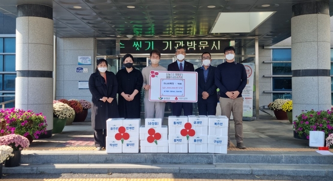 전북 순창군에서 수제요거트를 판매하는 ‘희나리목장&카페’ 변수기 대표가 요거트 500병(100만원 상당)을 기부해 지역사회에 따뜻한 온정을 전했다. /순창군 제공