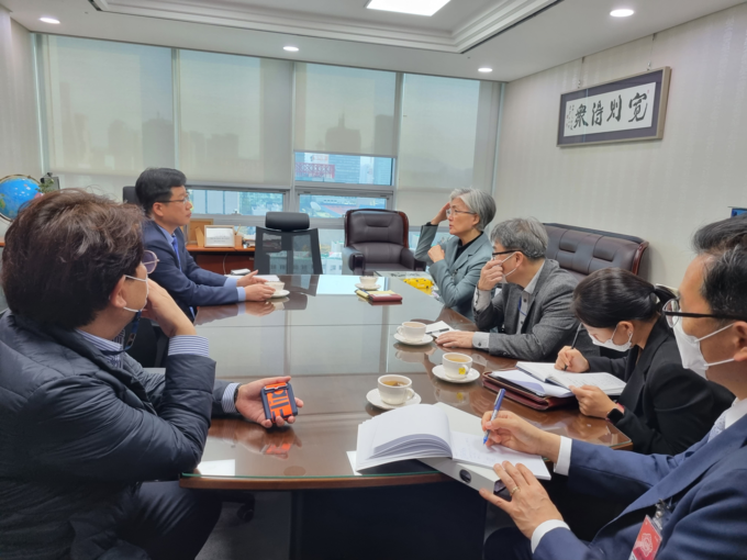 3일 강경화 전 장관과 간단회 모습. /안호영 의원 제공