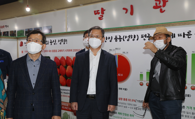 김두호 농진청 차장은 4일 경남 거창군에서 딸기를 재배하는 ‘대한민국 최고농업기술명인’(이하 농업기술명인. ※농촌진흥청이 선정함)과 사과재배 및 사과즙을 생산하는 청년 창업농업인을 각각 만나 농업현안에 대한 현장의 목소리를 들었다. /농진청 제공