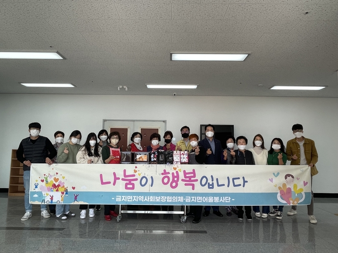 4일 전북 남원시 금지면어울봉사단은 금지면문화누리센터에서 김장철을 맞아 지역 내 도움이 필요한 어려운 이웃들을 위해 김장 봉사를 실시했다고 밝혔다. /남원시 제공