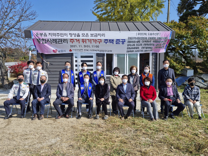 3일 전북 남원시 운봉읍지역사회보장협의체는 열악한 주거환경으로 어렵게 생활하는 매요마을 기초수급자 이모씨의 열악한 주거환경 개선에 힘을 보탰다. /남원시 제공