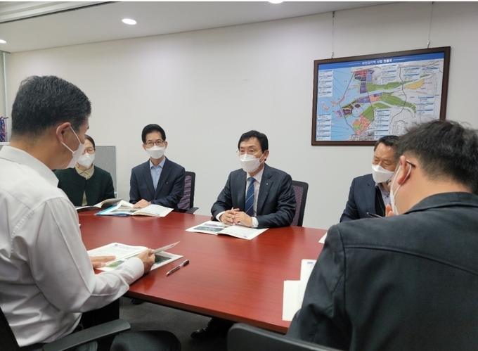 국회의 내년도 예산안 심의가 본격화 됨에 따라 이환주 전북 남원시장(가운데)은 2일 국회를 찾아 주요 인사를 면담하는 등 2022년 국가예산 확보에 총력을 다하고 있다고 밝혔다.
