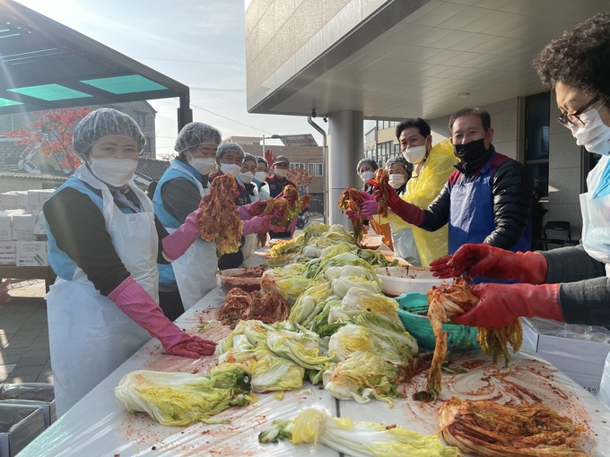 5일 전북 남원시재향군인회, 향교동협의회, 남원시재향군인회여성회, 향교동행정복지센터는 한마음으로 지역 내 어려운 이웃을 위한 김장김치 나눔 봉사 활동을 펼쳤다. /남원시 제공