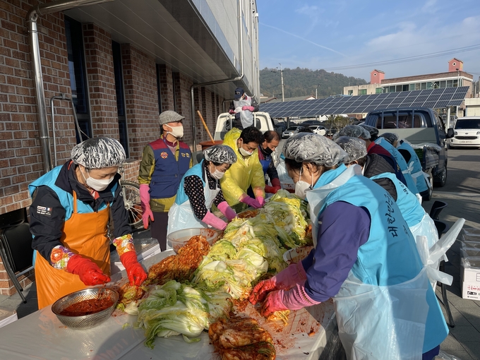 5일 전북 남원시재향군인회, 향교동협의회, 남원시재향군인회여성회, 향교동행정복지센터는 한마음으로 지역 내 어려운 이웃을 위한 김장김치 나눔 봉사 활동을 펼쳤다. /남원시 제공