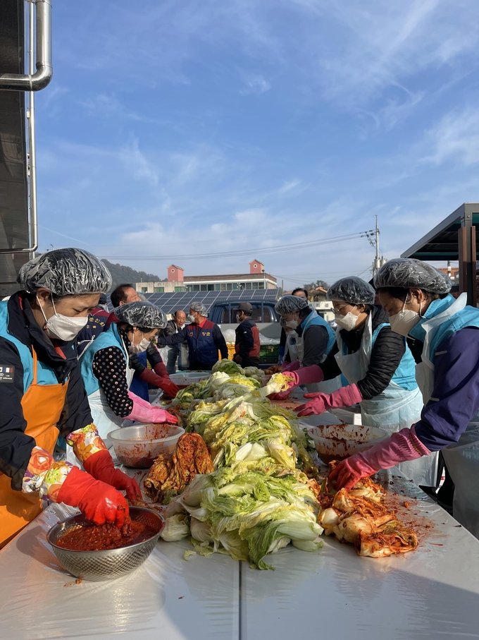 5일 전북 남원시재향군인회, 향교동협의회, 남원시재향군인회여성회, 향교동행정복지센터는 한마음으로 지역 내 어려운 이웃을 위한 김장김치 나눔 봉사 활동을 펼쳤다. /남원시 제공
