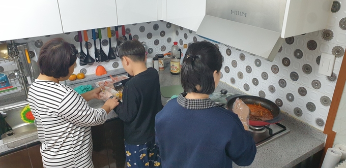 전북 남원시 드림스타트가 오는 8일부터 한부모와 다문화가정 11가구를 선정해 비대면 요리교실을 운영한다고 밝혔다. /남원시 제공